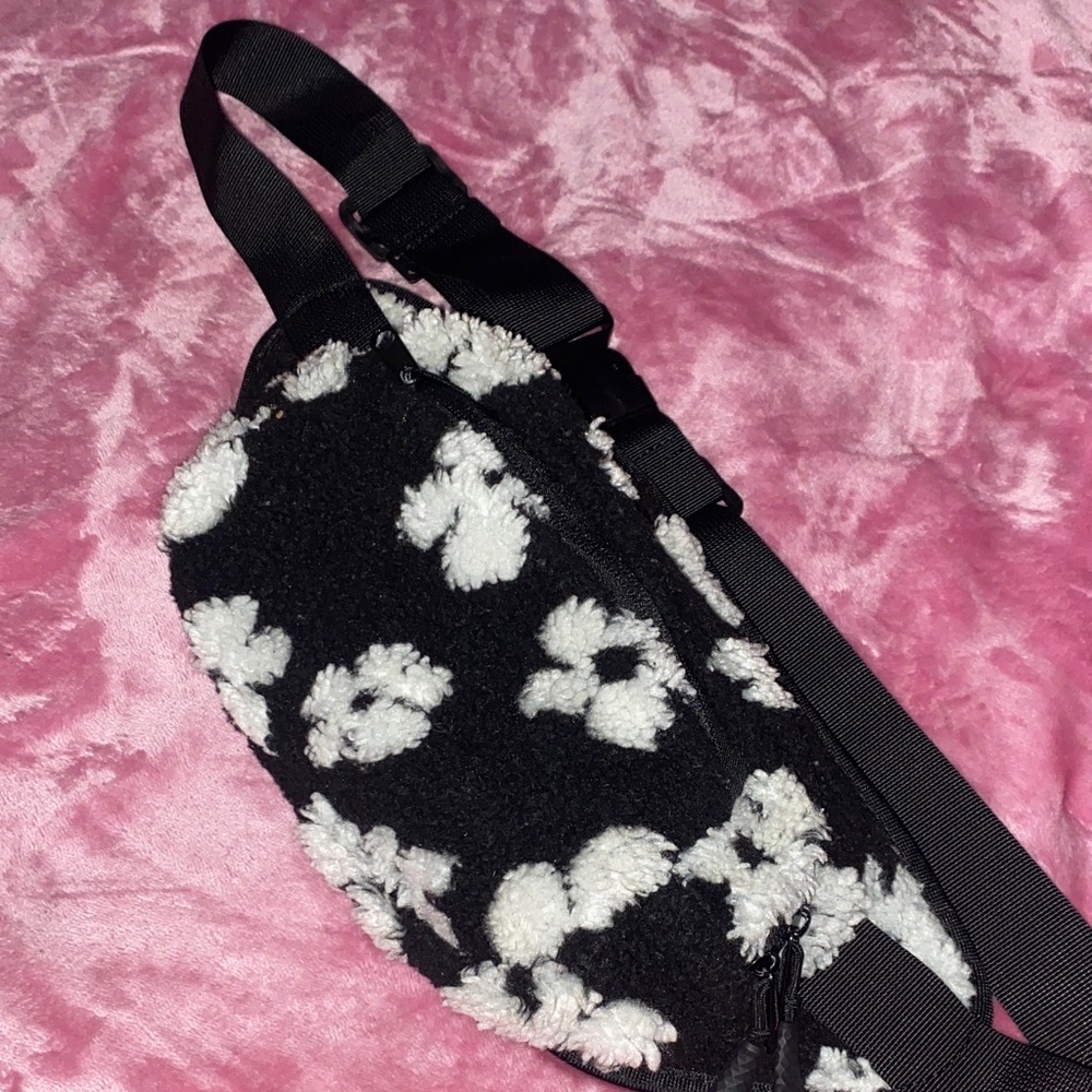Black and White Floral Women fanny pack
